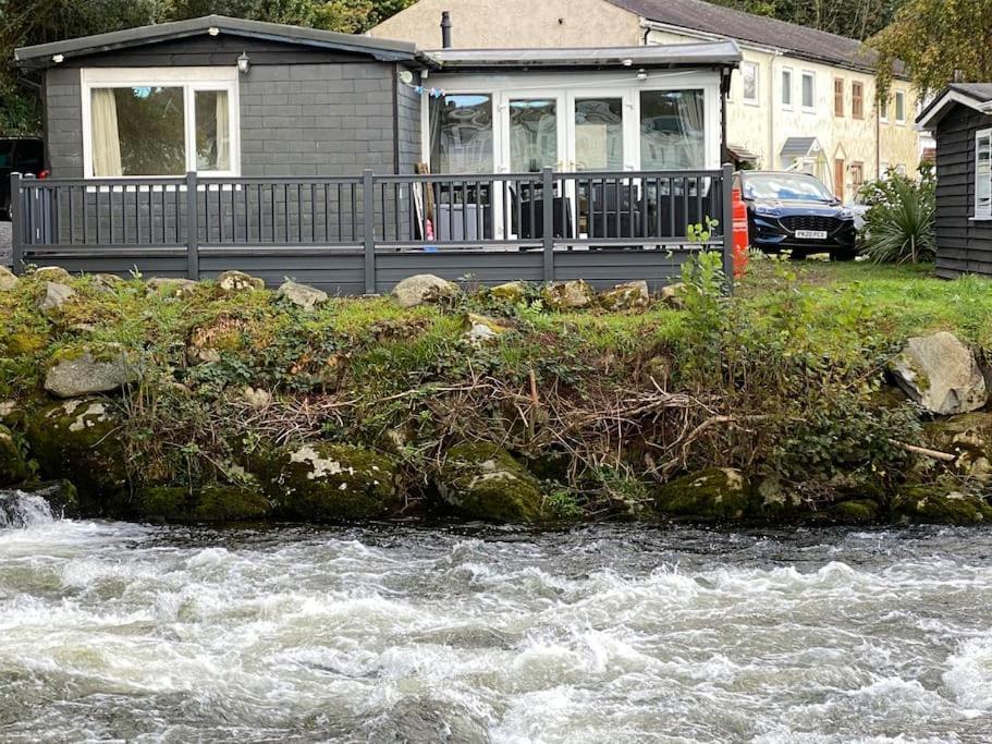 Stunning 3 Bed Riverside Cabin In Snowdonia Caeathro Ngoại thất bức ảnh